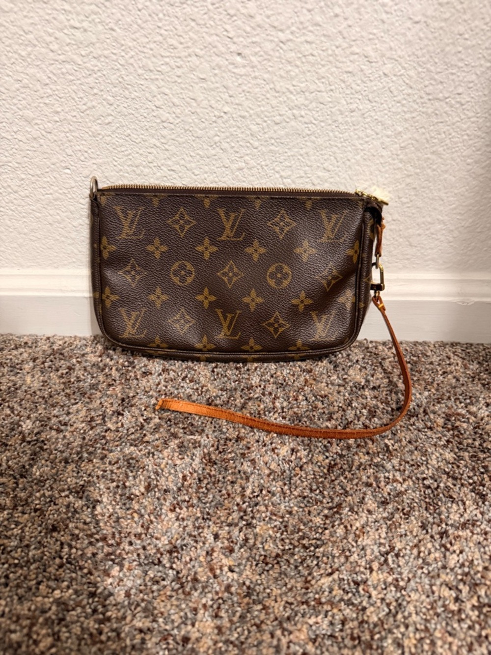 Louis Vuitton Monogram Shoulder Bag in Brown and Gold has strap but not attached - Picture 3 of 12
